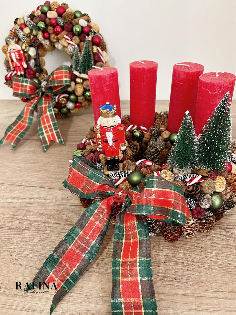 Klasszikus zöld-piros adventi koszorú diótörővel 1